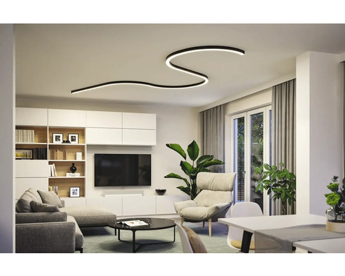 Wohnzimmer mit moderner Deckenleuchte, Sofa und Fernseher