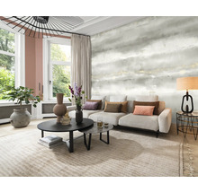 Wohnzimmer mit Sofa, Couchtisch und gemusterter Tapete für ein stilvolles Ambiente