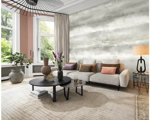 Wohnzimmer mit Sofa, Couchtisch und gemusterter Tapete für ein stilvolles Ambiente