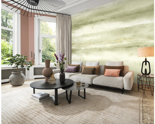 Wohnzimmer mit Sofa, Couchtisch, Teppich und Wandtapete für eine stilvolle Inneneinrichtung