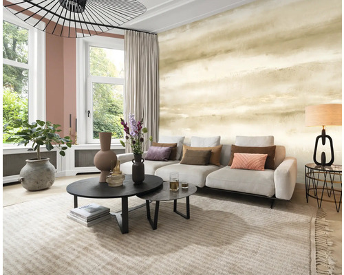 Wohnzimmer mit gemusterter Tapete, Sofa und Couchtisch