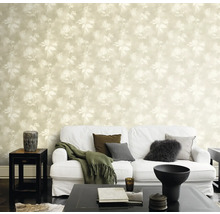 Salon avec papier peint à motifs floraux, canapé et table