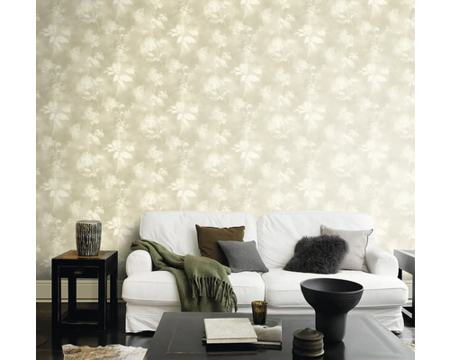 Salon avec papier peint à motifs floraux, canapé et table