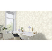 Pièce claire avec papier peint à motifs floraux, bureau et fenêtre.