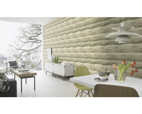 Salon moderne avec papier peint à motifs, table à manger, chaises et grande fenêtre