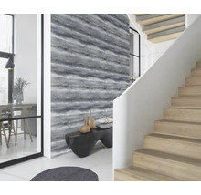 Pièce lumineuse avec papier peint à motifs, escalier et banc