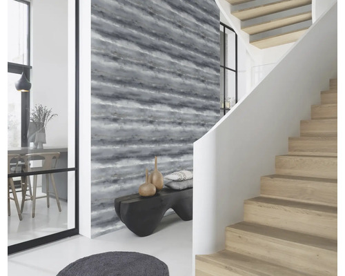 Pièce lumineuse avec papier peint à motifs, escalier et banc