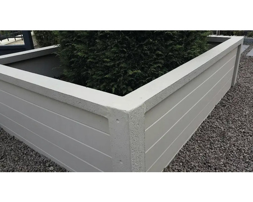 Grosser Pflanzkasten aus Beton mit Holzeinsätzen und Bepflanzung