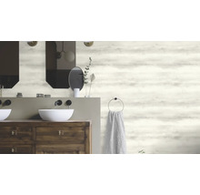 Salle de bains avec meuble-lavabo double, miroirs et papier peint à motifs