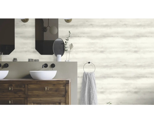 Salle de bains avec meuble-lavabo double, miroirs et papier peint à motifs