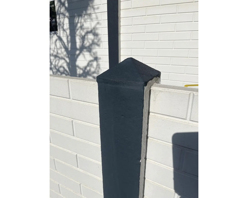 Poteau de clôture en béton avec couvercle pyramidal