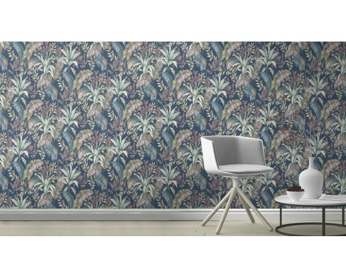 Salon avec papier peint tropical, chaise et table d''appoint