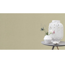 Scène décorative avec lanterne, vase et composition florale sur une table.