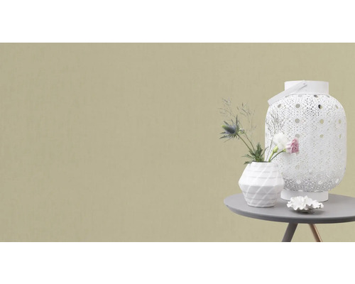 Scène décorative avec lanterne, vase et composition florale sur une table.