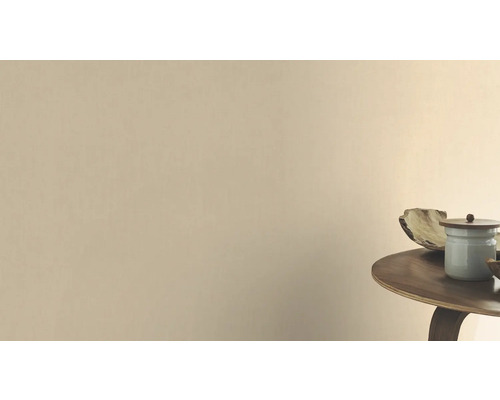 Aménagement mural avec de la peinture et des éléments de décoration sur une table.