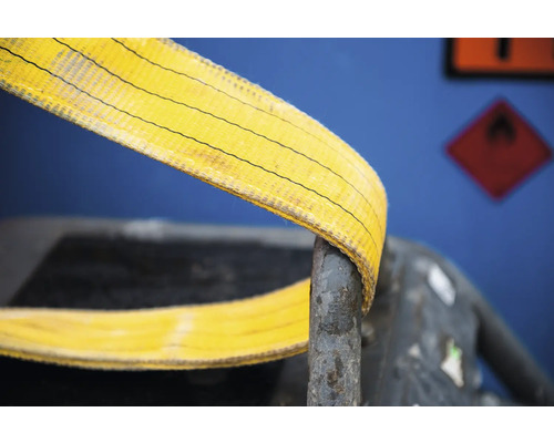Sangle de levage jaune pour sécuriser le chargement