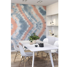 Heller Essbereich mit gemusterter Tapete, Esstisch und Stühlen.