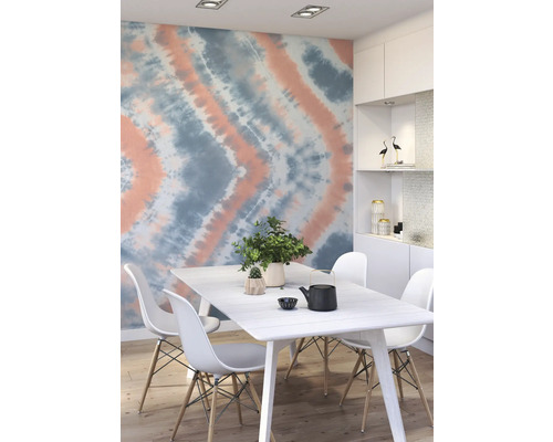 Heller Essbereich mit gemusterter Tapete, Esstisch und Stühlen.
