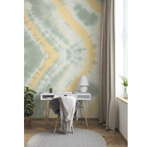 Helles Arbeitszimmer mit Schreibtisch, Stuhl und gemusterter Tapete