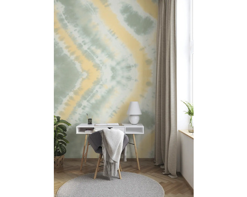 Helles Arbeitszimmer mit Schreibtisch, Stuhl und gemusterter Tapete