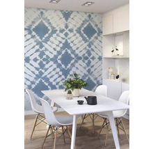Helles Esszimmer mit blau gemusterter Tapete, weissem Esstisch und Stühlen