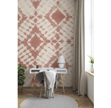 Wohnzimmer mit gemusterter Tapete, Schreibtisch und Stuhl