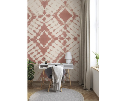 Wohnzimmer mit gemusterter Tapete, Schreibtisch und Stuhl