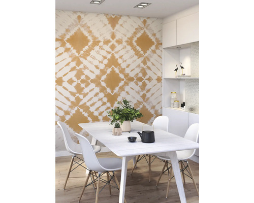 Esszimmer mit Esstisch, Stühlen und gemusterter Tapete