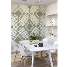 Esszimmer mit weißem Tisch und Stühlen vor gemusterter Tapete