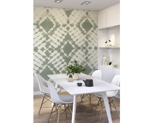 Esszimmer mit weißem Tisch und Stühlen vor gemusterter Tapete