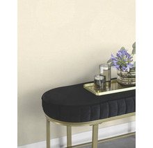 Banc rembourré avec fleurs, verres et plateau