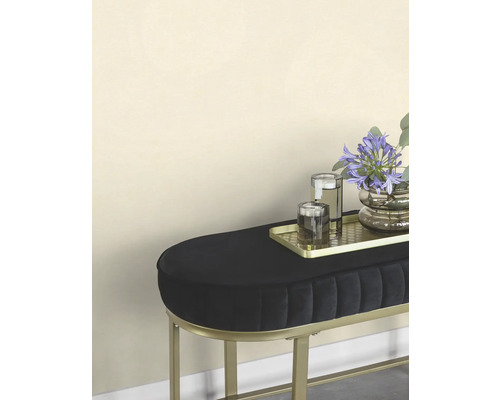 Banc rembourré avec fleurs, verres et plateau