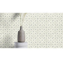 Mur de carreaux avec motif géométrique et vase avec décoration