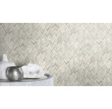 Décoration murale avec motif à chevrons et objets de décoration