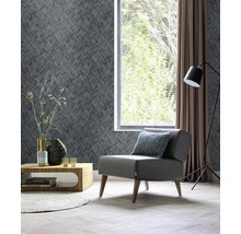 Pièce lumineuse avec fauteuil, fenêtre, lampe, table et papier peint à motifs