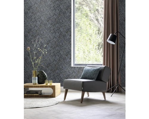 Pièce lumineuse avec fauteuil, fenêtre, lampe, table et papier peint à motifs