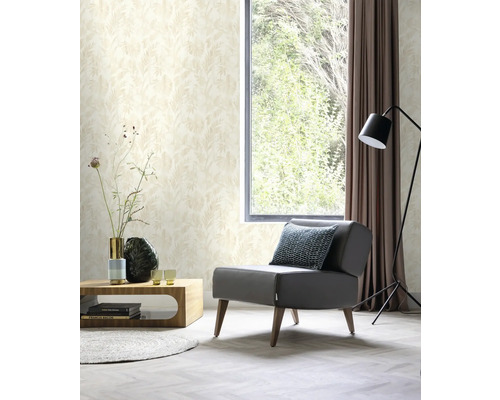 Salon avec papier peint à motifs de feuilles, fauteuil, table et fenêtre