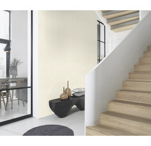 Pièce lumineuse avec papier peint à motifs, escalier et banc