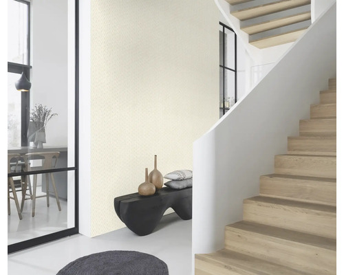 Pièce lumineuse avec papier peint à motifs, escalier et banc