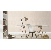 Arbeitszimmer mit Schreibtisch, Stuhl, Lampe und gemusterter Tapete