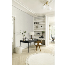 Helles Arbeitszimmer mit Schreibtisch, Stuhl, Bücherregal und rundem Teppich