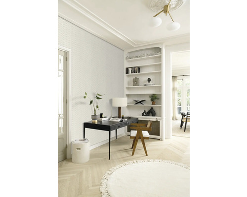 Helles Arbeitszimmer mit Schreibtisch, Stuhl, Bücherregal und rundem Teppich