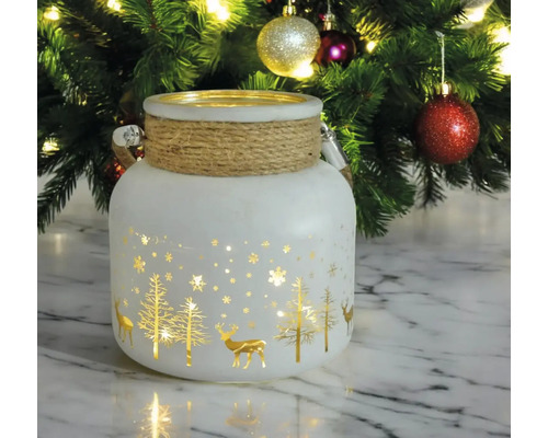 Lanterne décorative avec motif de Noël sous un sapin de Noël