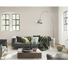 Salon avec canapé en cuir, lampadaire et table en bois