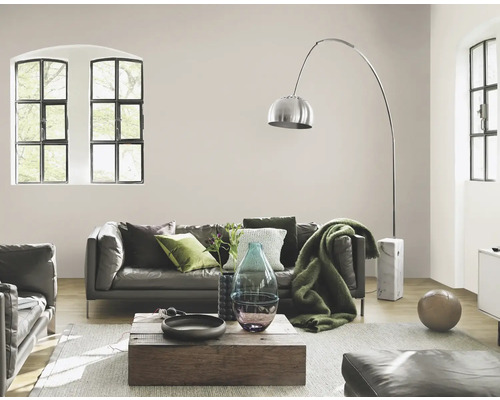 Salon avec canapé en cuir, lampadaire et table en bois