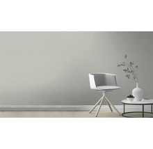 Heller Raum mit Stuhl, Tisch und Dekoration für Wohnraumgestaltung