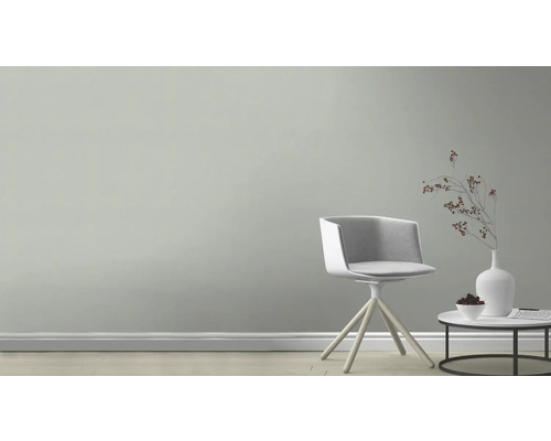 Heller Raum mit Stuhl, Tisch und Dekoration für Wohnraumgestaltung