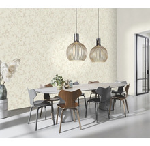 Salle à manger avec papier peint à motifs floraux, table à manger et suspensions