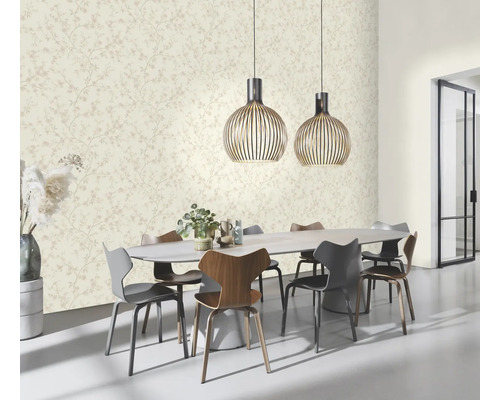 Salle à manger avec papier peint à motifs floraux, table à manger et suspensions