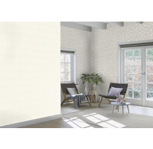 Pièce lumineuse avec papier peint à motifs, fauteuils et plante d''intérieur